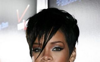 Rihanna s-a pozat cu perfuzii