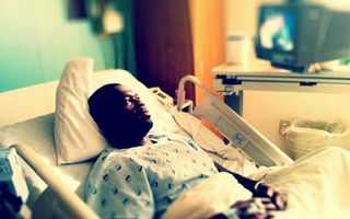 50 Cent pozează pe patul de spital - FOTO