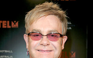 Elton John, internat în spital