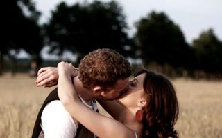 6 lucruri care îl fac pe un bărbat să se îndrăgostească