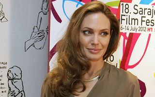 Angelina Jolie şi-a etalat inelul de logodnă - FOTO