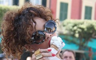 Hollywood: 10 vedete care adoră îngheţata. Vezi imagini supersexy!