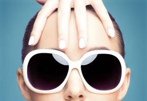 Cum să-ţi alegi ochelarii de soare potriviţi în funcţie de forma feţei