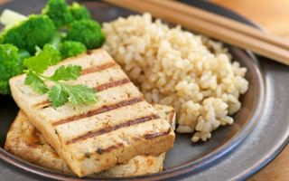 Tofu la grătar cu orez brun şi broccoli