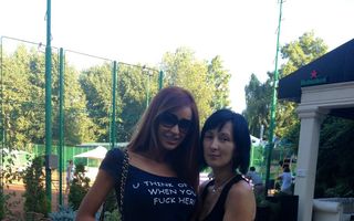România mondenă: 7 vedete cu tricouri cu mesaje, între kitsch şi cool