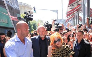 Lady Gaga: un fan, trântit la pământ de gărzile vedetei
