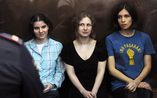 Scandal uriaș: fetele de la Pussy Riot, doi ani de închisoare