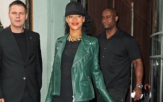 Rihanna uimeşte iar: Cum să porţi o rochie neagră lungă şi o şapcă de baseball