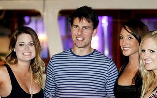 Cel mai vânat bărbat: Tom Cruise, înconjurat de femei pe o insulă din Croaţia