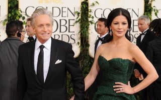 Hollywood: 7 vedete cuplate cu boşorogi. Vezi cine alege experienţa!