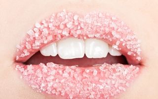 5 trucuri pentru buze senzuale şi apetisante. Învaţă şi tu!
