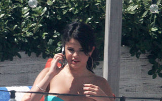 Selena Gomez, pozată la plajă