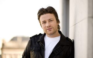 Brad Pitt l-a angajat pe Jamie Oliver