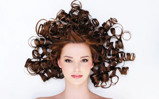 5 sfaturi ca să-ţi îngrijeşti părul ondulat şi rebel