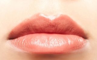 Sănătatea ta: 6 metode ca să-ţi repari buzele crăpate. Protejează-le!
