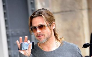 Brad Pitt şi-a schimbat look-ul - FOTO