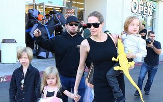 Angelina Jolie îşi răsfaţă copiii. Vezi ce jucării le-a cumpărat de Halloween!