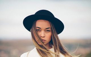 Tânărul designer Cătălin Vălean prezintă în premieră colecţia Tranziţii, câştigătoare a concursului „Fii creator de Haute-Couleur”