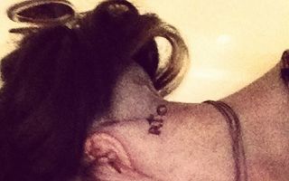 Lady Gaga s-a tatuat pe gât