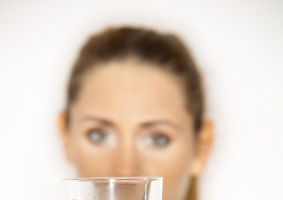 Apă de izvor, apă de masă sau apă minerală naturală – care este diferenţa?