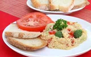 Salată de quinoa cu broccoli şi ardei roşu