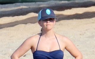 Reese Witherspoon, la plajă la trei luni după ce a născut