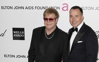 Elton John a dat 20.000 de lire pentru copil