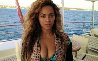 Beyonce, şedinţă foto în costum de baie