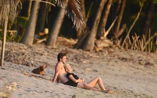 "Hannah Montana" şi Liam Hemsworth, romantici şi sexy pe o plajă din Costa Rica