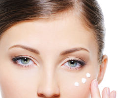 Crema de ochi: Cât de importantă e și ce ingrediente trebuie să conțină