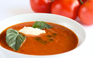 Supă cu dovlecei şi roşii