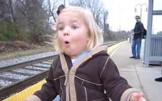 Video amuzant: Cum reacţionează o fetiţă de trei ani când vede pentru prima dată un tren sosind în gară