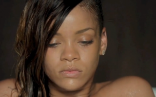 Rihanna, fără machiaj şi fără haine, în noul videoclip