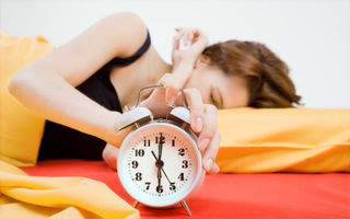 5 soluții ca să nu te mai trezești obosită dimineaţa