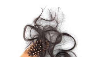 11 motive pentru care chelesc femeile. Cum opreşti căderea părului?