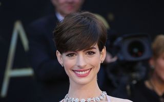 Oscar 2013: Sânii premiatei Anne Hathaway, motiv de agitaţie pe Twitter