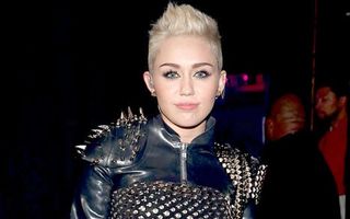 Hollywood: Miley Cyrus, 15 ţinute obraznice cu care şi-a şocat fanii