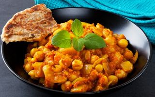Reţeta zilei: Tocăniţă de năut cu curry, coriandru şi ghimbir