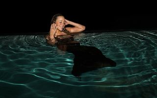 Mariah Carey a sărit îmbrăcată în piscină