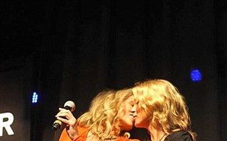 Sharon Stone şi Kate Moss s-au sărutat în public