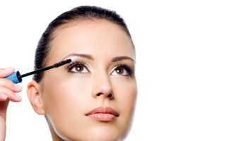 Frumuseţe: Cum să-ţi faci ochii mai mari cu ajutorul machiajului