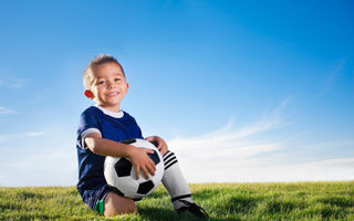 Cum stimulăm copiii să facă mişcare? Învaţă-i cât de important e sportul!
