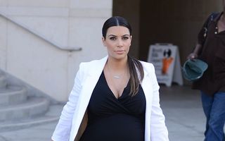 Nevoia o învaţă: Kim Kardashian poartă rochie de gravidă!