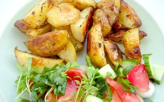 Găteşte vegan: Cartofi noi la cuptor cu salată de creson şi crudităţi