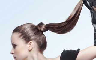 5 obiceiuri proaste la care trebuie să renunţi ca să ai un păr frumos