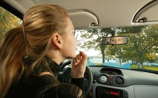 Aproape jumătate dintre femei se machiază la volan. Câte accidente sunt provocate din această cauză