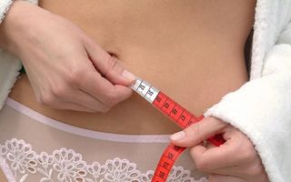 Greutatea femeilor oscilează cu 10 kilograme de-a lungul vieţii. Motivele care le determină să slăbească