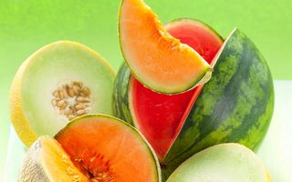 Sănătatea ta: 7 fructe şi legume pe care să nu le ratezi în august. Cu ce te ajută?