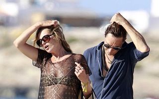 Vacanță de supermodel: Kate Moss fumează țigară după țigară!