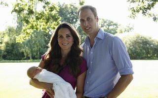 Kate și William, poză oficială cu bebeluşul